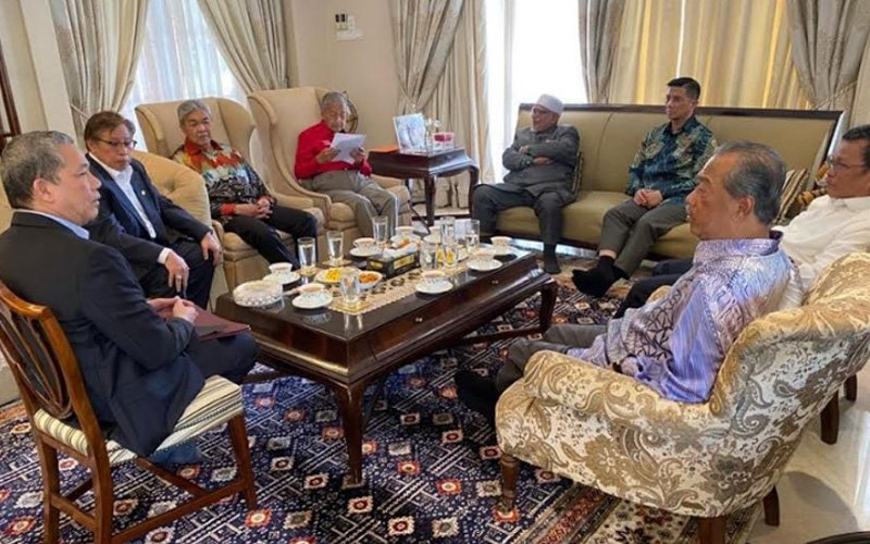 网传马哈迪（左四）在‘喜来登行动’当天上午与六名马来政党领袖会面的照片。左起法迪拉尤索、阿邦佐哈里和阿末扎希；右起为沙菲益阿达、慕尤丁、阿兹敏和哈迪阿旺。