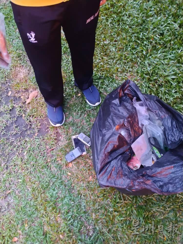 哈兹米曾在捡垃圾的过程中拾到3支被人随意乱丢的手机。