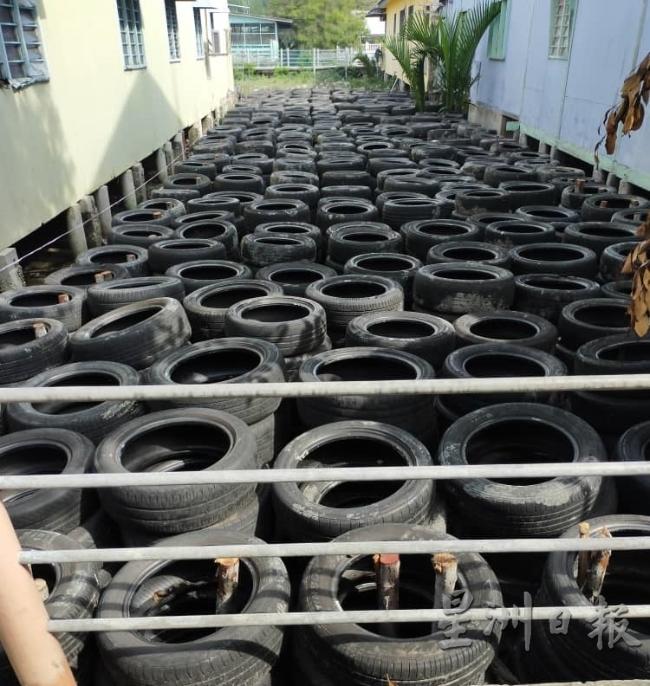 轮胎铺垫工程完成后，管委会近期开始运载沙石来堵塞轮胎口来巩固小花园基础。（图：星洲日报）