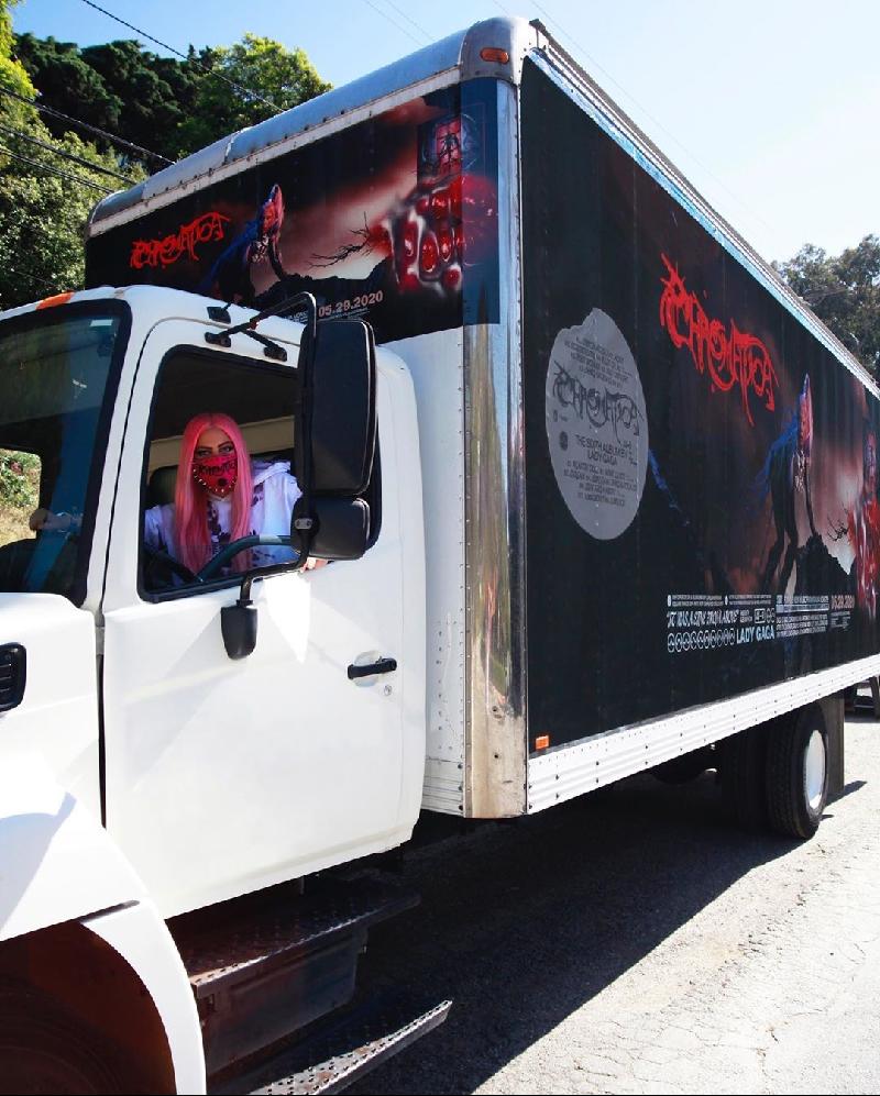为了宣传全新专辑，女神卡卡日前上传自己一系列驾驶货车送货的照片。