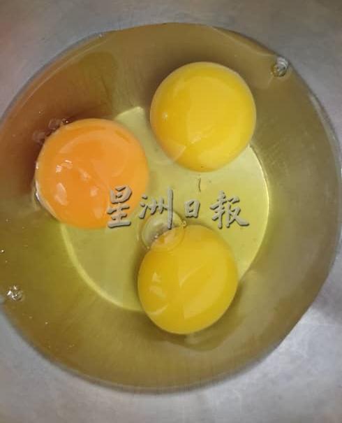 新鲜鸡蛋一般只能存放2周，而新鲜鸡蛋打出来的蛋黄，是完整饱满呈漂亮的圆形。