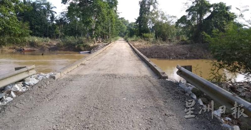 丹绒吉拉央桥头失修的铁栏杆和马路已经修好。（图：星洲日报）
