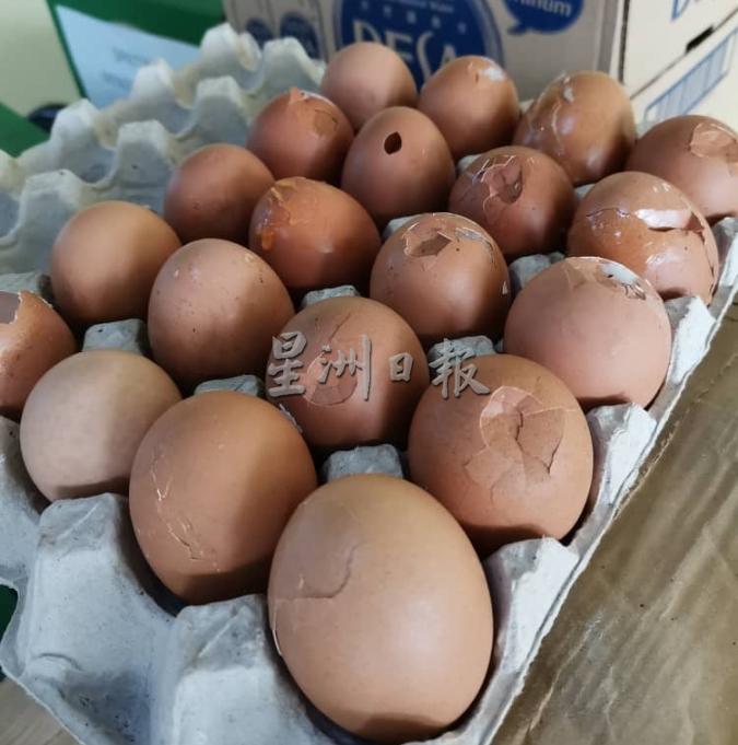 要避免购买不新鲜的鸡蛋，顾客可检查鸡蛋有没有敲破或裂开，尽量选择有外壳光泽的鸡蛋。