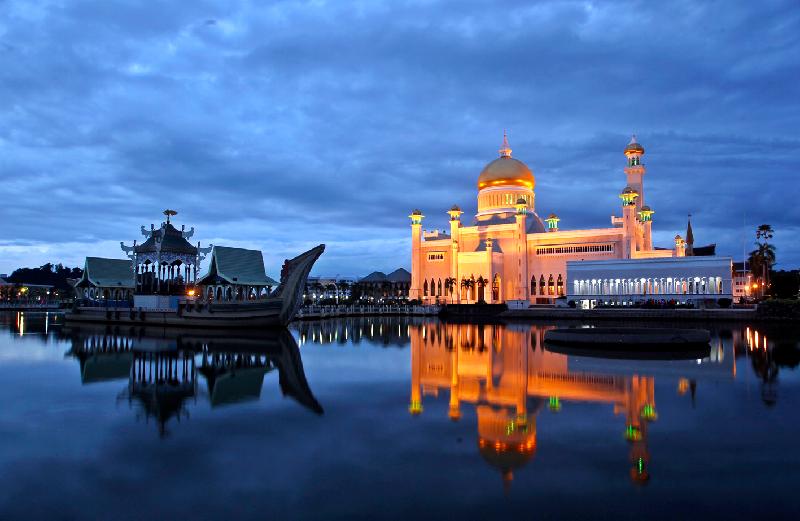 奥玛尔阿里赛夫丁清真寺，是东南亚最美丽的清真寺之一，建成于1958年，以纪念苏丹奥玛尔阿里赛夫丁建国17年来的功绩。