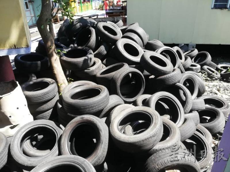 管委会回收旧轮胎以充作“小公园”的补垫。（图：星洲日报）