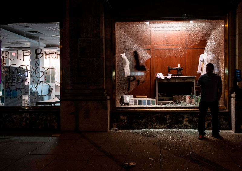 华盛顿特区商街遭示威者破坏，有玻璃门遭砸碎和涂鸦。（图：法新社）