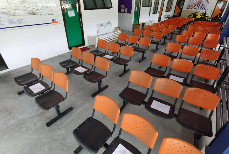 驾驶训练中心等候空间的座位皆贴上贴纸，以提醒学员保持社交距离。