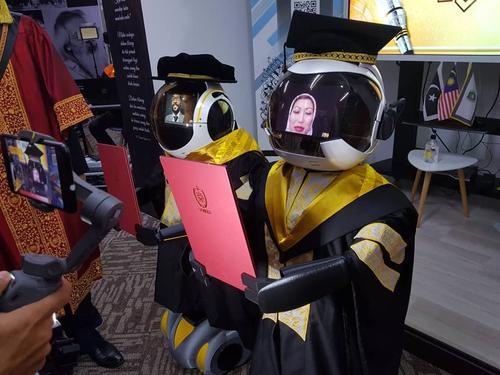 机器人的“脸部”是一台平板电脑，跟毕业生现场连线，让毕业生实时收看毕业典礼。