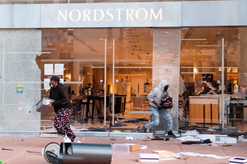 洛杉矶商场遭示威者大肆破坏后，不少暴徒趁机闯入店内洗劫。
