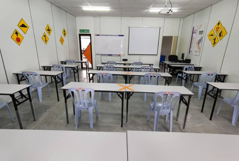 在新常态下，驾驶训练中心课室只能容纳最多20人，学生的桌椅必须分开，以保持社交距离。
