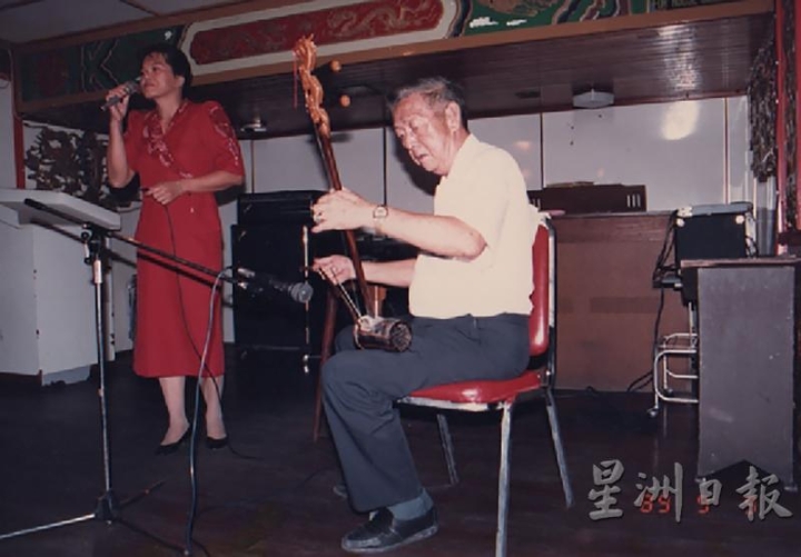 当年人称“黄师傅”的黄念菘，常常与一班福州曲爱好者在梅松茶室即兴演奏，成了该茶室最美好的风景。（照片由Michael Wong提供）