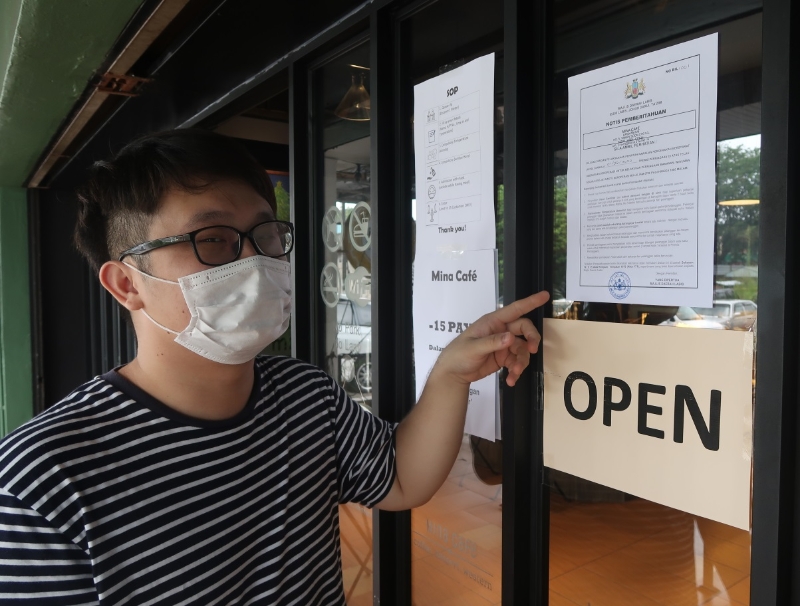 韩家俊在店前贴上“OPEN”（营业）字样，通知顾客店内已恢复堂食服务。