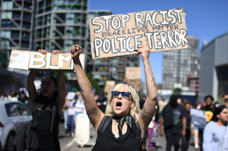 在美国驻伦敦大使馆外抗议的示威者举标语喊口号，促停止种族主义。（（图：法新社）