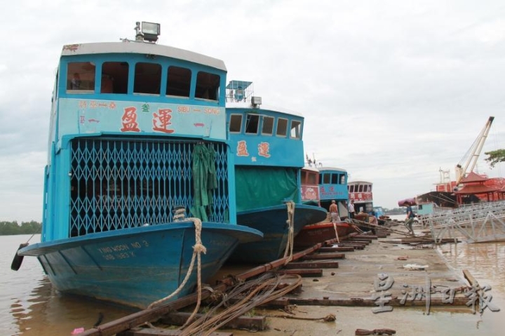 这些停泊在诗巫港口的木船古色古香，目前依然在运货。（摄影：邓雁霞）