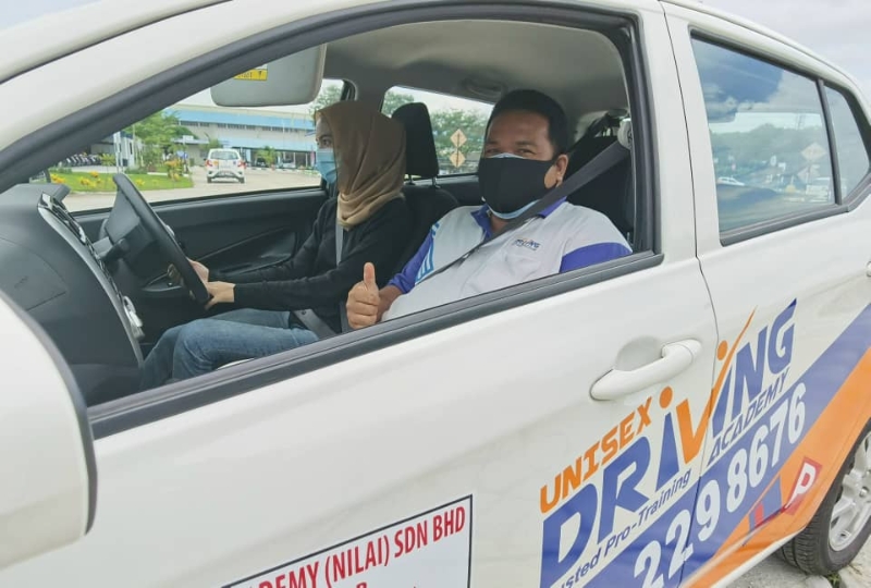 教车员（右）及学生在学车过程中皆戴上口罩及做好消毒及防备措施，以策安全。