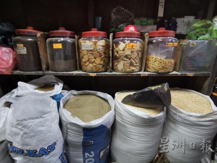 杂货店很多干粮都是散卖的，比如白米、干面、花生、紫菜等，顾客可以自行选择要买多少。