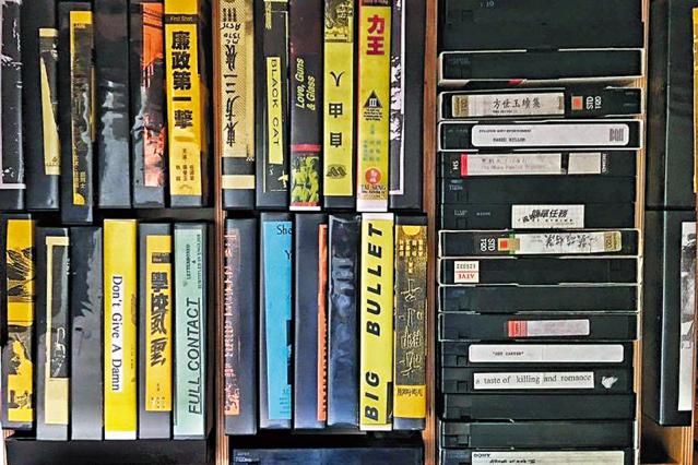 占士昆恩表示自从1992年在纽约一间戏院看过《赤裸羔羊》后，就爱上了香港电影，并花了很多时间在当地寻找香港电影录影带（VHS），对他日后的电影制作有很大帮助。