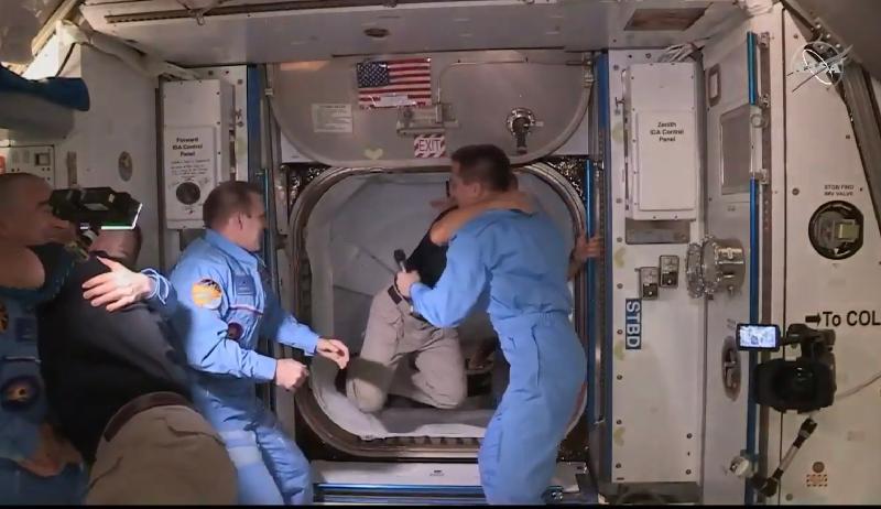 SpaceX载人太空船上的太空人进人国际太空站。（图：法新社）