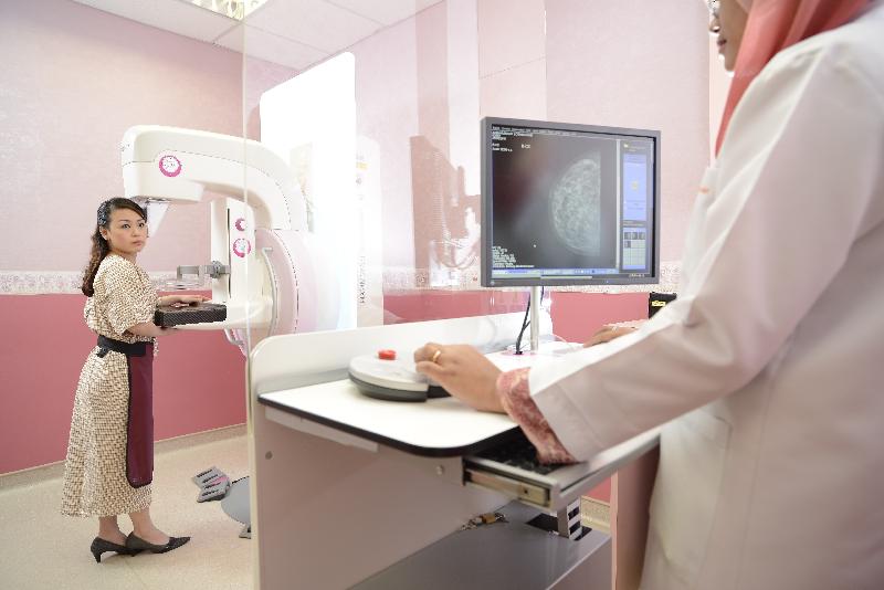 40岁以上女性应定期进行乳房X光造影，以筛查乳癌。