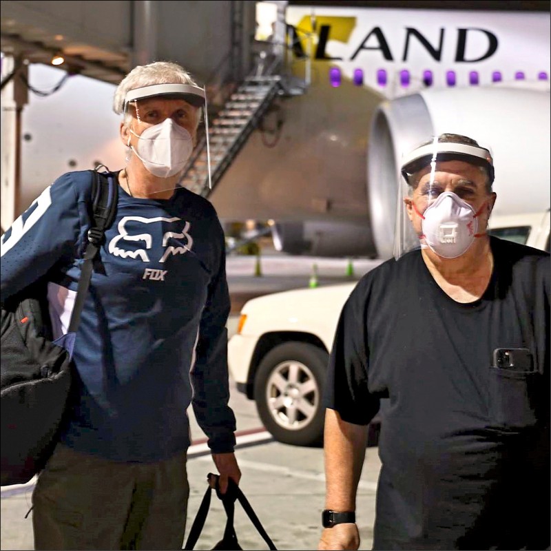 占士金马伦（左）多年的好搭档制片强兰道在IG上传上与占士的合照，证实他们已经从洛杉矶搭私人飞机抵达纽西兰，其余剧组工作人员也会陆续回到纽西兰复工拍摄。