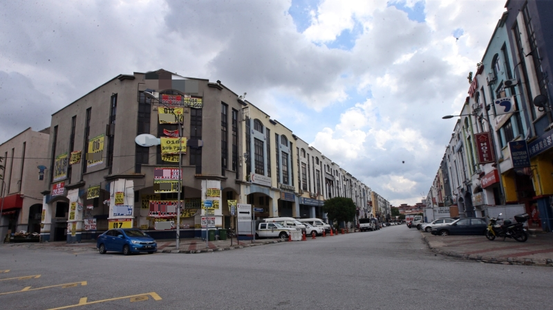 吉隆坡旧古仔路鸿图园商业区内超过5家商店结束营业，并挂起出售及出租横幅。