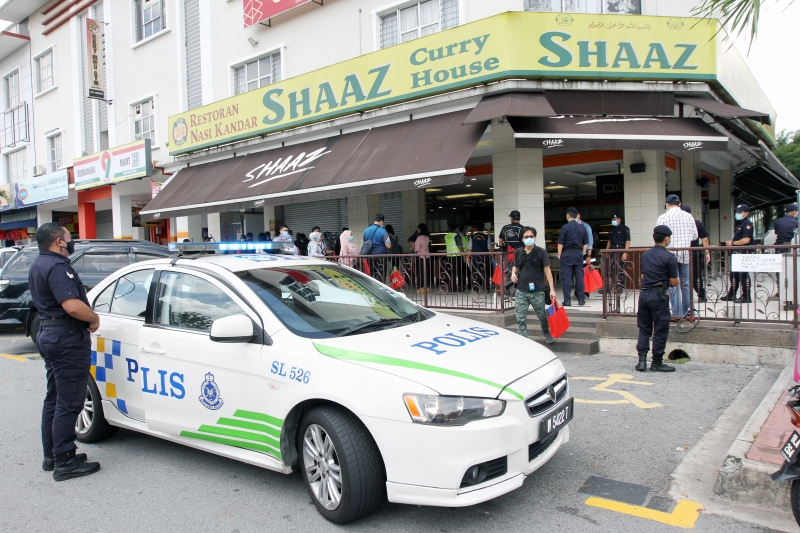 沙亚南市政厅周二出动94名官员与沙亚南警方联手，依据民众给予的线索，彻查27间违例的食肆餐馆。