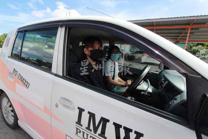相隔2个月半之后，驾驶学院终于获准恢复学车服务。图为IMW驾驶学院教车师傅与学员全程佩戴口罩，遵照陆路交通局的标准作业程序。