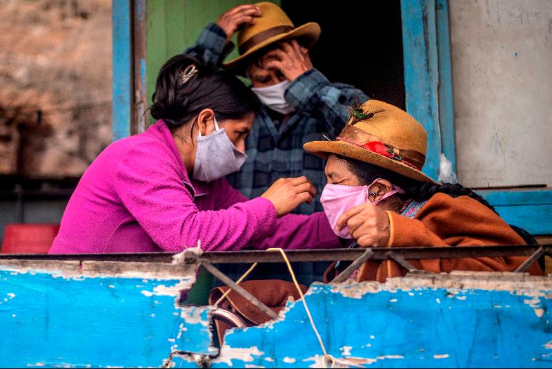 世界卫生组织表示，中美洲和南美洲目前已成为冠病病毒密集传播区，国际社会需要团结一致，帮助该地区抗击疫情。　根据世卫组织数据，过去24小时内，全球报告新增确诊病例最多的10个国家中有5个来自美洲，包括巴西、美国、秘鲁、智利、墨西哥 。图为秘鲁一个郊区，民众戴口罩防疫。（图：法新社）