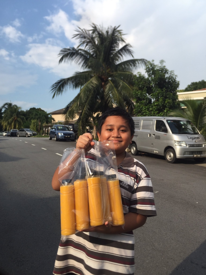 10岁男童将6瓶芒果饮料送到客户手中。（取自莎莉推特）