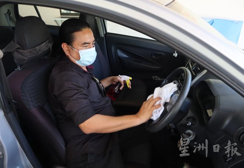 驾驶学院职员在为车辆进行消毒。