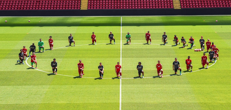 利物浦球员在训练时集体单膝跪地，以行动支持反种族歧视。（利物浦官推照片）