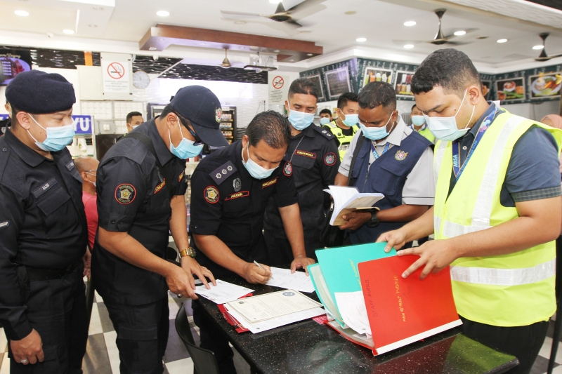 市政厅官员周二与沙亚南警方在沙亚南第19区彻查违例餐馆。