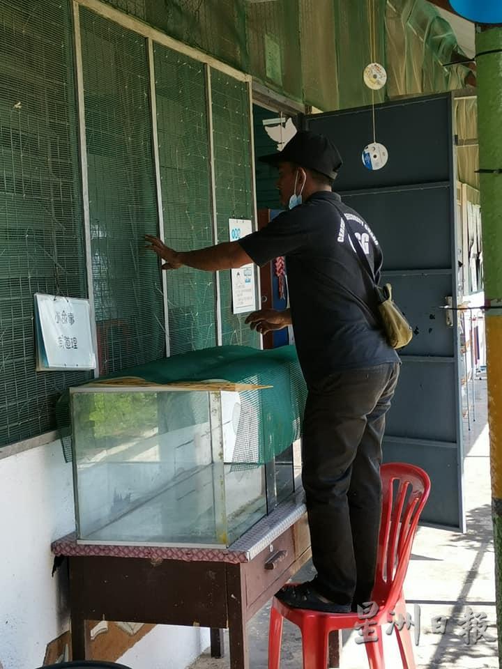 校工修补防蚊窗网，为迎接复课做好准备。