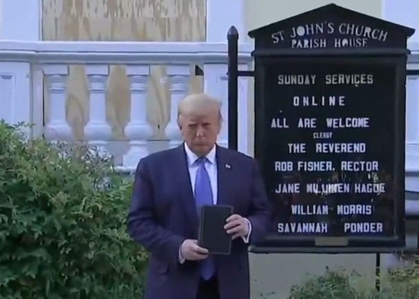 特朗普在教堂外手持圣经拍照。（图：互联网）