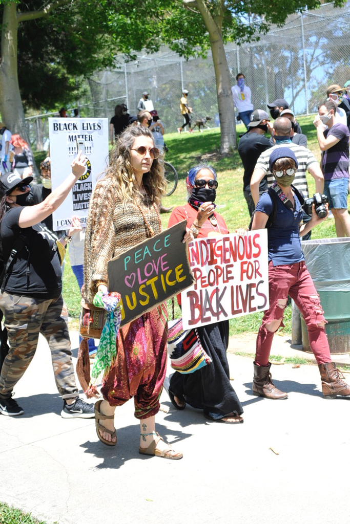 已故天王麦可积逊女儿芭莉丝积逊在洛杉矶示威时高举自制纸牌。