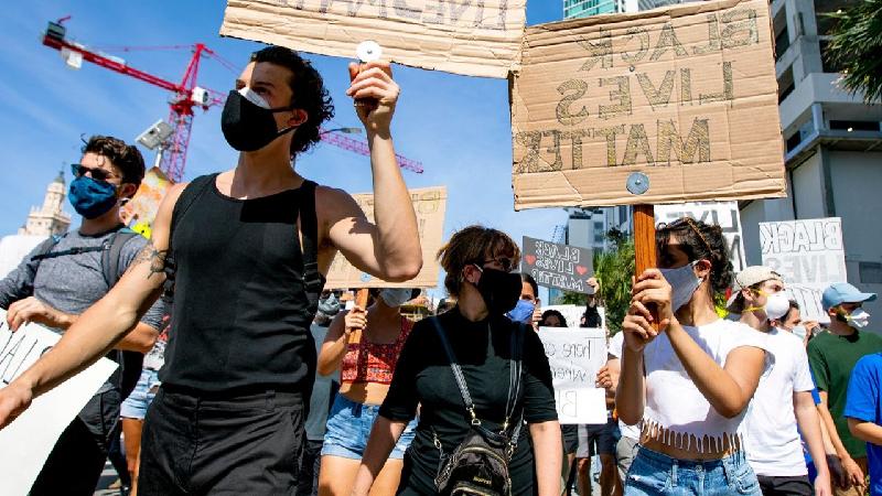 情侣档歌手尚恩曼德斯（Shawn Mendes）与卡蜜拉卡贝罗（Camila Cabello）也在迈阿密参与游行示威。