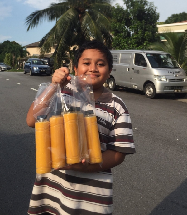 10岁男童将6瓶芒果饮料送到客户手中。（取自莎莉推特）