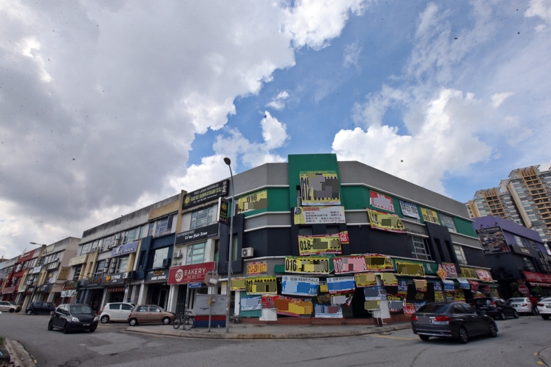 吉隆坡旧古仔路鸿图园商业区内，位于角头间的商店租金较为昂贵，在疫情及行动管制令冲击下，导致业者结束营业。