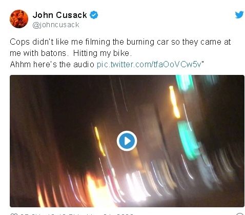 约翰古萨在芝加哥市参与示威并在推特贴出影片，指警察不喜欢他拍火烧车场面，不但持警棍驱赶他还砸了他的脚车。
