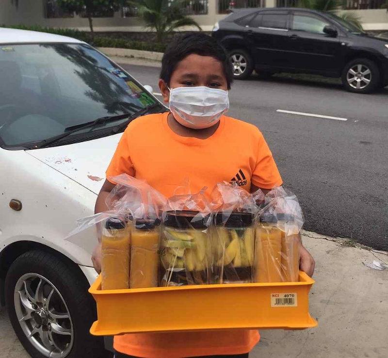 10岁男童为实现买游戏机的目标，在蒲种区售卖芒果饮料。（取自莎莉推特）