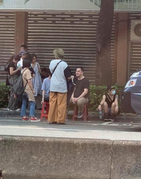 黄秋生坐在路边塑胶椅上等拍戏的相片一曝光，台湾网民皆兴奋留言，“也太路人了，完全融入了台湾生活”。