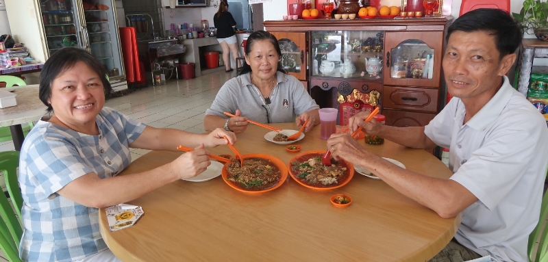 刘添福（右起）、妻子杨雪芳及友人林秀丽，在群芳茶室品尝炒面和炒米粉。