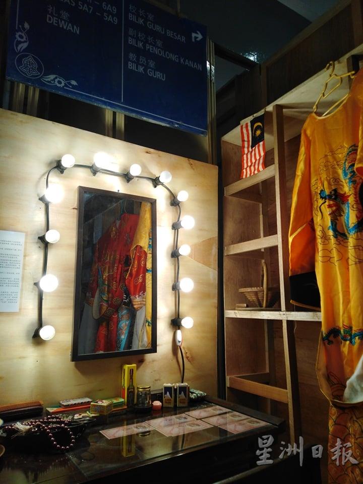 往年京剧表演的后台,包括了戏服和表演者的化妆台。 往年京剧表演的后台,包括了戏服和表演者的化妆台。