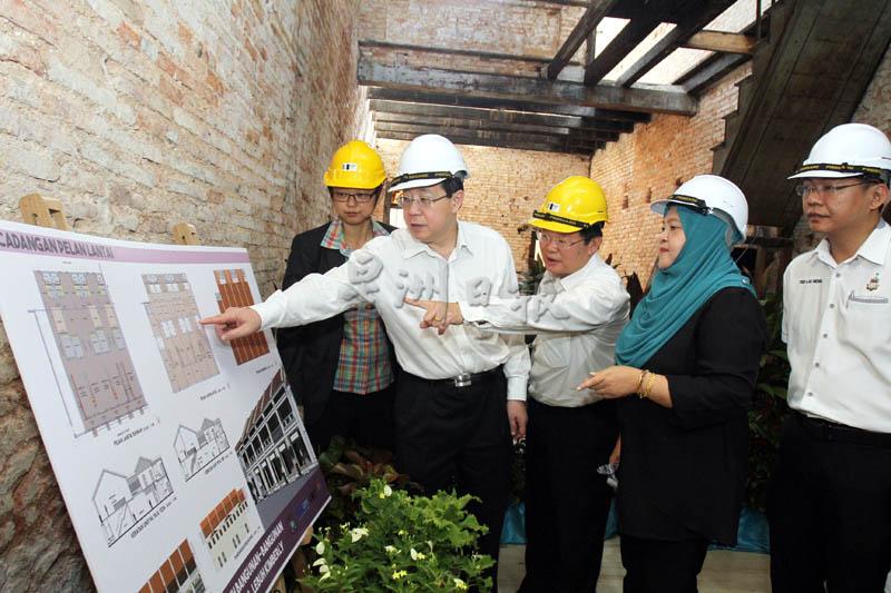 槟州政府在2017年宣布汕头街店屋翻新计划。图为时任首长林冠英（左二起）和时任行政议员曹观友主持推介。（档案照）