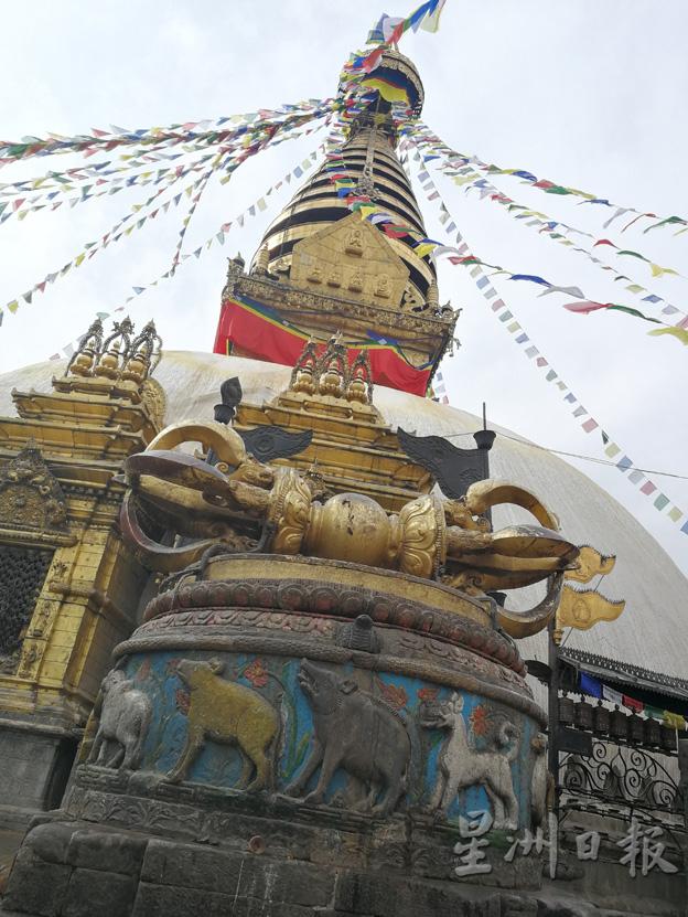 爬上长长的楼梯后，就可以看见立在猴庙入口处的金刚杵，是佛教代表圣物之一，所以在语音导览系统中也特别介绍了它的由来。