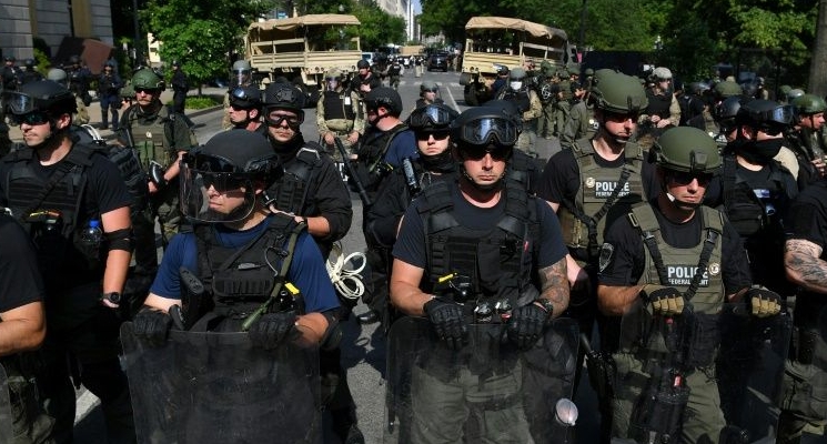 Police barricade access to the White House area in a test of strength. AFP