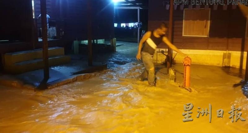 甘榜格文迪和甘榜吉打裡第三次發生水災，居民苦不堪言。