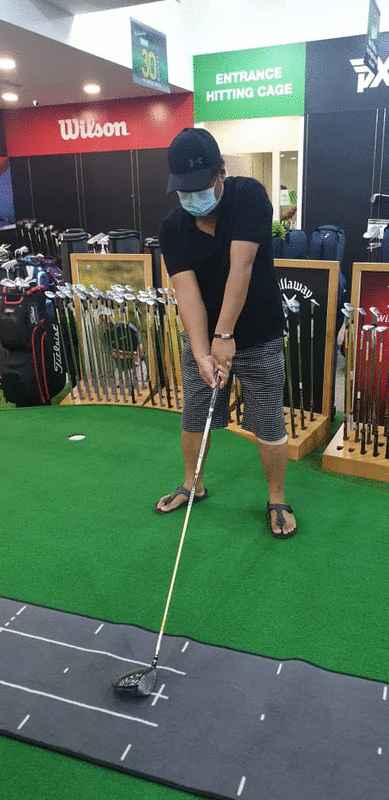 玛斯翁在高尔夫球用具店尝试新牌子球杆的手感。 
