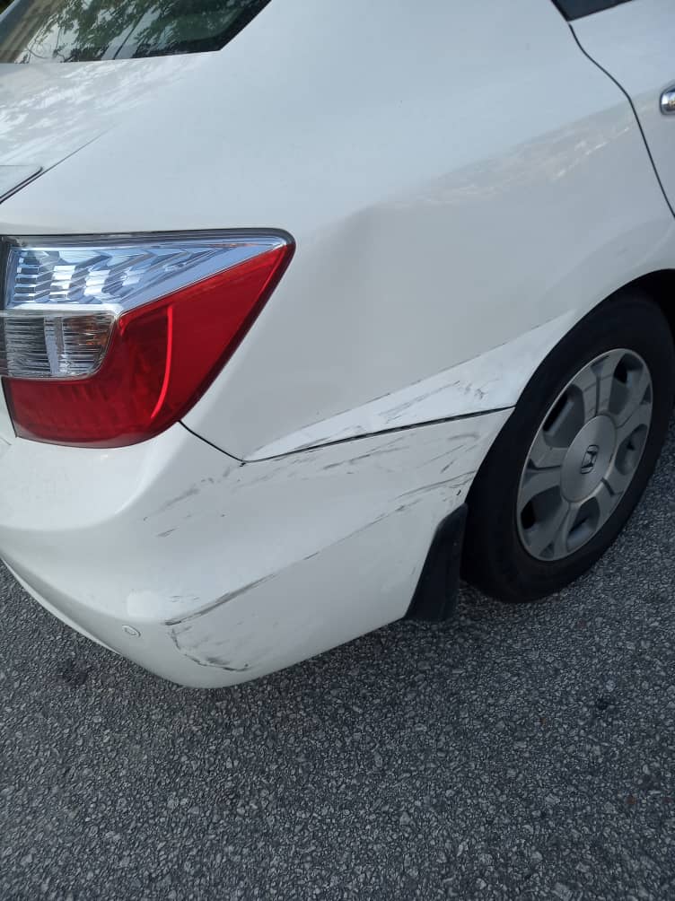 苏女士轿车的车尾因撞击受损。