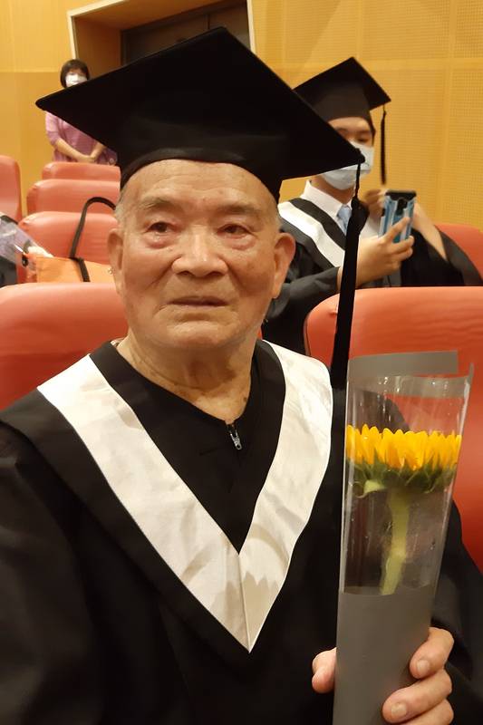 张焰灶（图）以91岁高龄毕业，成为宜兰大学创校以来最高龄毕业生，学习精神可成为所有学子表率。（中央社照片）